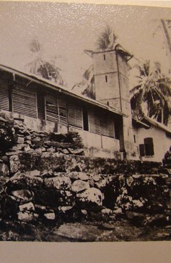 Albert Ubaud, « Île du Diable. La Tour d’observation flanquant la nouvelle caserne » [photographie]