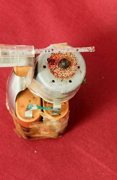 Machine à tatouer artisanale fabriquée en détention