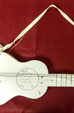 Guitare factice fabriquée en détention