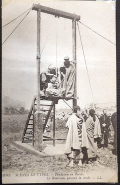 Scènes et types. Pendaison au Bardo. Le bourreau passant la corde [carte postale]
