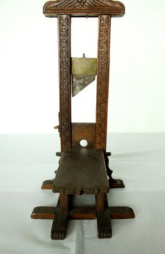 Guillotine miniature en bois à quatre pieds (bagne)