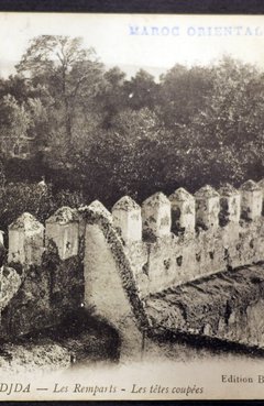 Oudjda. Les remparts. Les têtes coupées [carte postale]